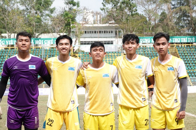 Cầu thủ Campuchia mang hình người yêu Lào để 'lấy may' trên SVĐ Cần Thơ- Ảnh 4.