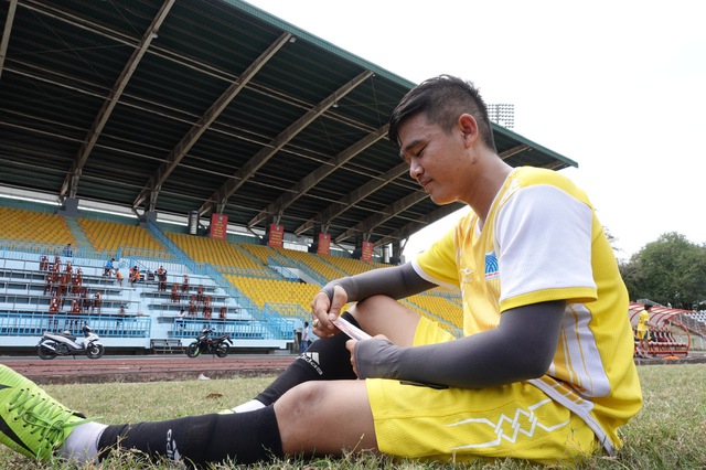 Cầu thủ Campuchia mang hình người yêu Lào để 'lấy may' trên SVĐ Cần Thơ- Ảnh 1.