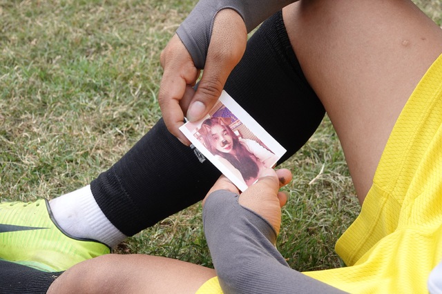 Cầu thủ Campuchia mang h&igrave;nh người y&ecirc;u L&agrave;o để 'lấy may' tr&ecirc;n SVĐ Cần Thơ- Ảnh 2.