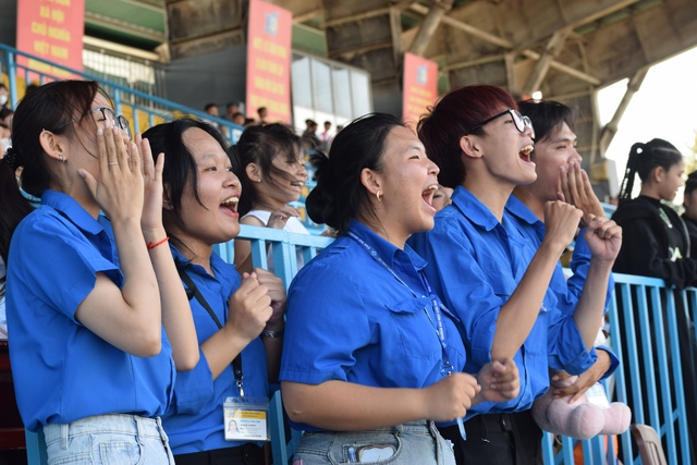 Cổ động viên Lào, Campuchia cổ vũ bùng nổ trên SVĐ Cần Thơ- Ảnh 4.