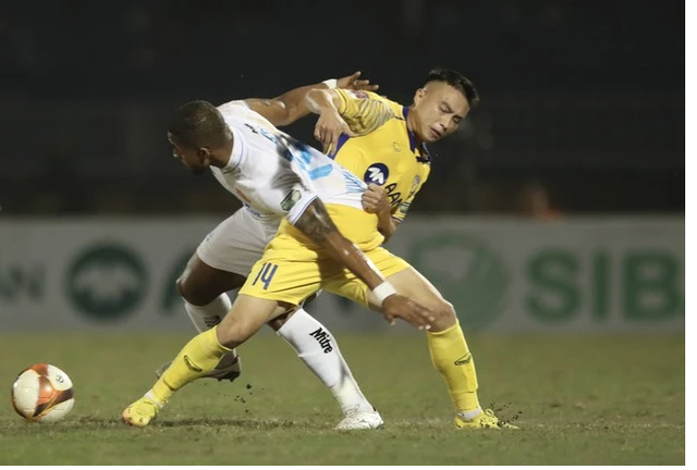 Tại sao Văn Toàn đột ngột bị rút ra, bàn thắng của Nam Định sai hay đúng?- Ảnh 1. Tại sao Văn Toàn đột ngột bị rút ra, bàn thắng của Nam Định sai hay đúng?- Ảnh 1.