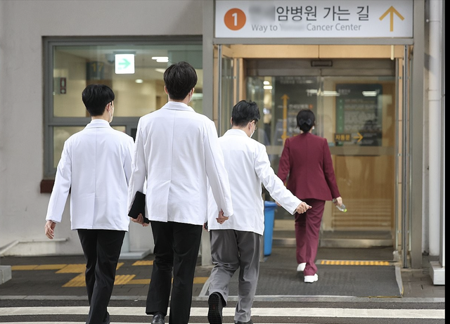 Bác sĩ biểu tình, ngành y tế Hàn Quốc rơi vào khủng hoảng- Ảnh 1.