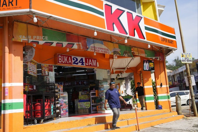 Cửa hàng tiện lợi ở Malaysia bị ném bom xăng sau vụ bán tất có chữ 'Allah'- Ảnh 1.