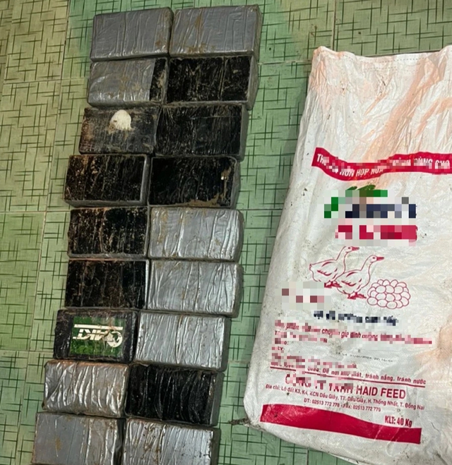 Lại phát hiện bao tải chứa nhiều gói nghi ma túy trên bãi biển Vũng Tàu- Ảnh 1.