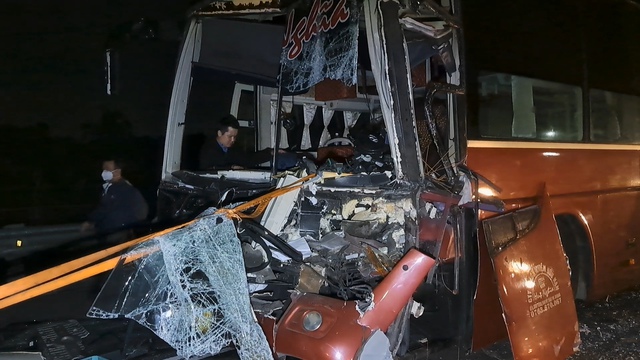 Tai nạn trên cao tốc TP.HCM - Trung Lương, tài xế xe khách kẹt trong cabin- Ảnh 2.