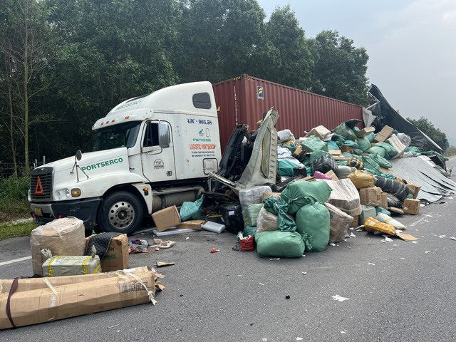 Xe tải tông vào xe đầu kéo đang dừng trên cao tốc Cam Lộ - La Sơn- Ảnh 1.