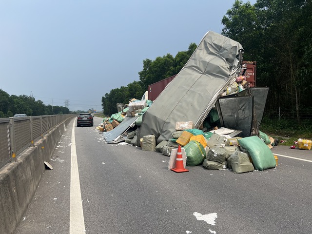Xe tải tông vào xe đầu kéo đang dừng trên cao tốc Cam Lộ - La Sơn- Ảnh 2.