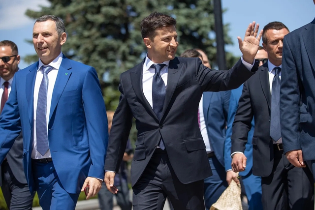 Tổng thống Ukraine tiếp tục miễn nhiệm hàng loạt quan chức, gồm cả đồng minh lâu năm- Ảnh 1.