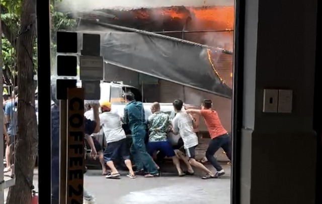 TP.HCM: Cháy nhà ở Tân Phú, hàng chục người hợp sức cứu ô tô- Ảnh 2.