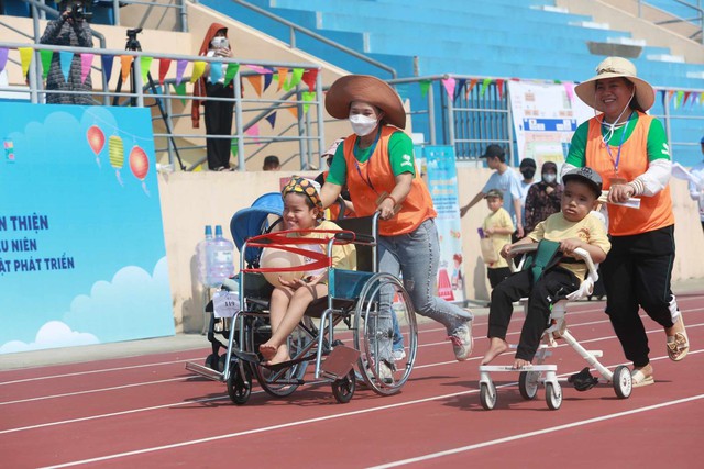 Hàng trăm thanh thiếu niên khuyết tật tham gia ngày hội 'thể thao thân thiện'- Ảnh 2.