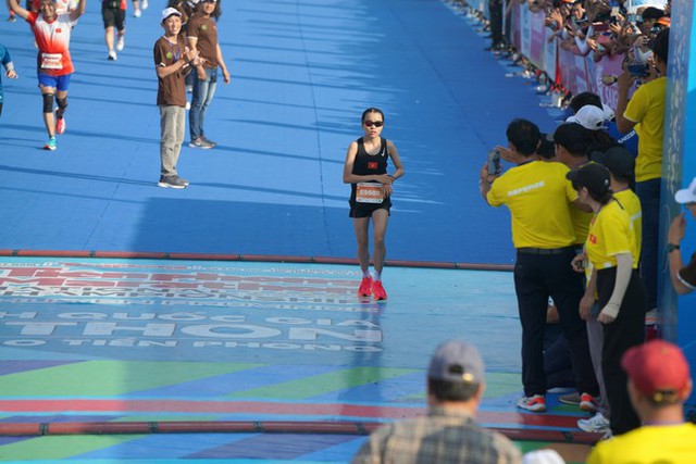 Nguyễn Thị Oanh ‘vô đối’, nhiều cuộc đua ‘song mã’ xuất hiện ở giải Tiền Phong marathon- Ảnh 4.