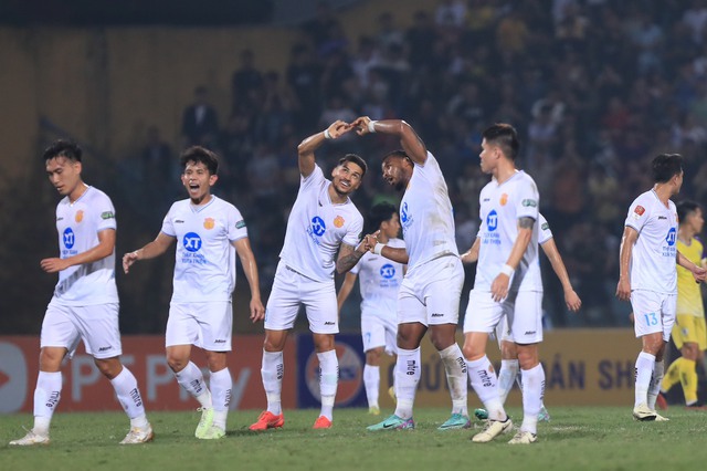 Chơi đôi công và thắng cảm xúc CLB Hà Nội, Nam Định vững vàng ngôi đầu V-League- Ảnh 2.