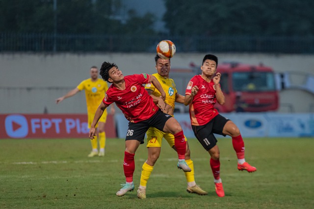 Bảng xếp hạng V-League mới nhất hôm nay: Nam Định bứt phá ở đỉnh bảng, HAGL chưa thoát hiểm- Ảnh 2.