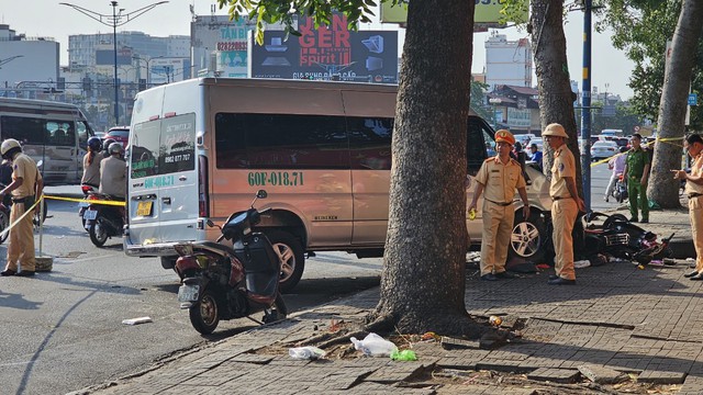 Q.Tân Phú: Đường Trường Chinh kẹt xe nghiêm trọng do tai nạn- Ảnh 1.