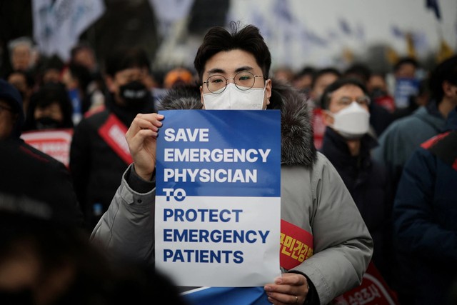 Bệnh viện quá tải do bác sĩ đình công, người Việt ở Hàn Quốc chọn trở về điều trị- Ảnh 2.
