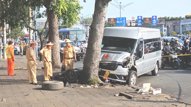 Q.Tân Phú: Đường Trường Chinh kẹt xe nghiêm trọng do tai nạn- Ảnh 2.