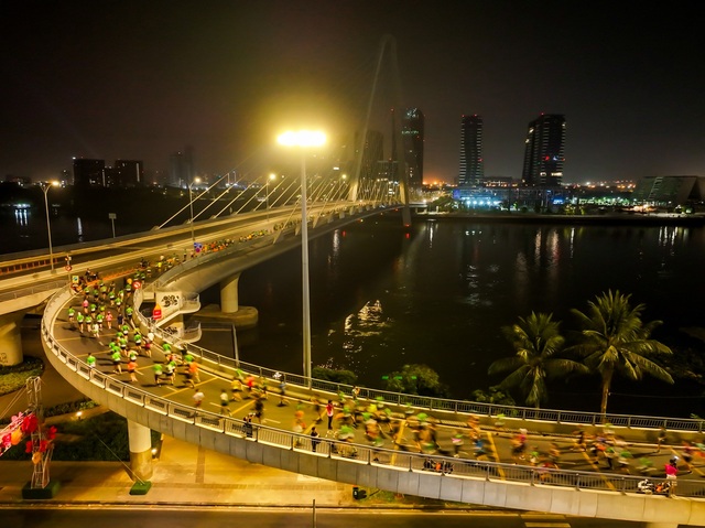 Những bóng hồng trên cung đường ánh sáng của VPBank VnExpress Marathon Ho Chi Minh City Midnight- Ảnh 9.