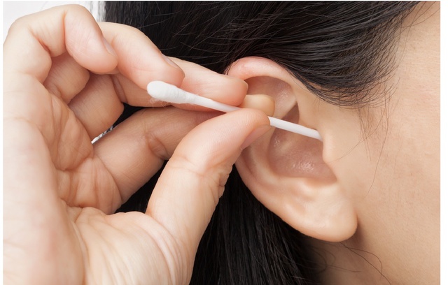 Bác sĩ nêu nguyên nhân thói quen ngoáy tai có thể ảnh hưởng đến thính lực- Ảnh 1.