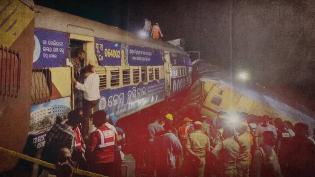 Người lái mải xem điện thoại, đoàn tàu gặp nạn làm nhiều người chết ở Ấn Độ- Ảnh 1.
