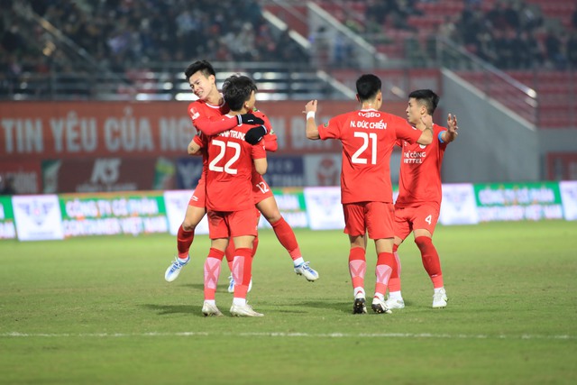 Lạ lùng V-League: Thể Công Viettel đua trụ hạng với Khánh Hòa- Ảnh 1.