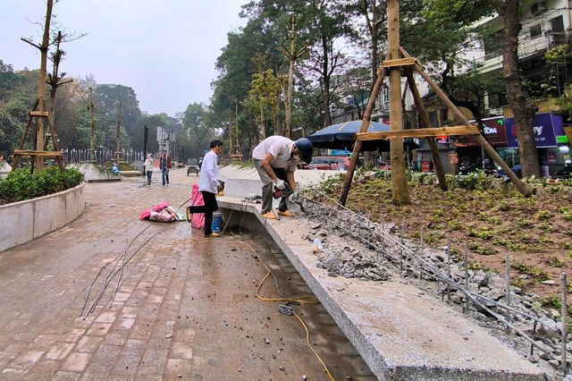 Quận 'lõi' Hà Nội 'gọt' bớt đá ở vườn hoa 14 tỉ đồng- Ảnh 1.