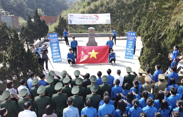 Tuổi trẻ Hà Tĩnh tổ chức chương trình Tháng ba biên giới tại cột mốc biên cương- Ảnh 1.