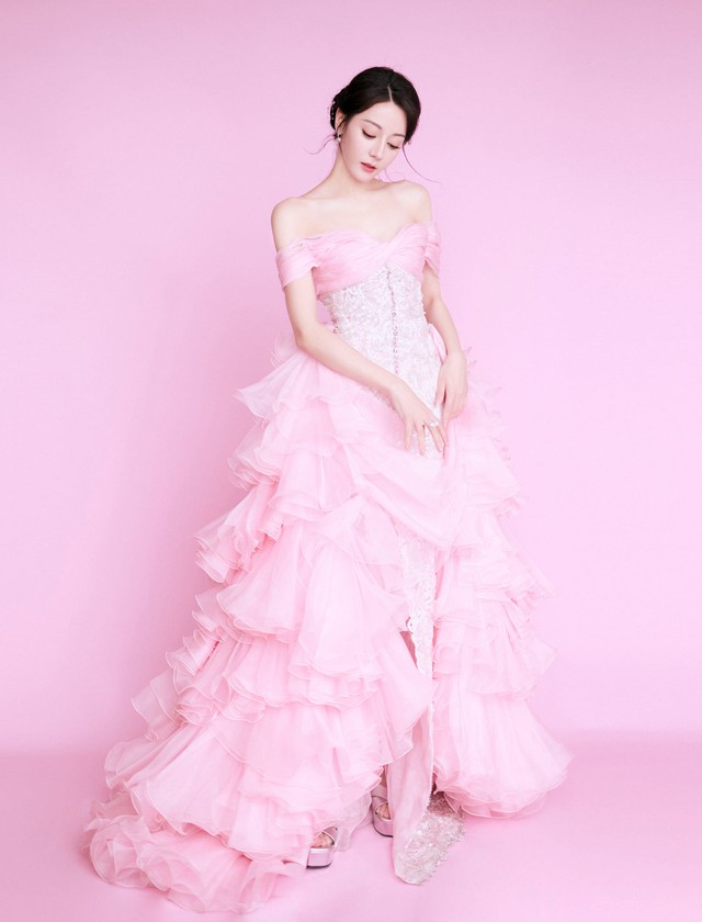 Chiếc váy của Nhiệt Ba giúp cô nàng lên top từ khóa được tìm nhiều nhất Weibo
 - Ảnh 1.
