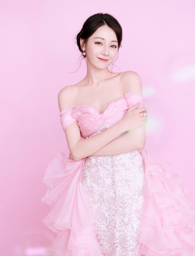 Chiếc váy của Nhiệt Ba giúp cô nàng lên top từ khóa được tìm nhiều nhất Weibo
 - Ảnh 3.