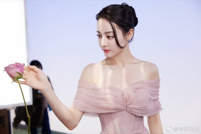 Chiếc váy của Nhiệt Ba giúp cô nàng lên top từ khóa được tìm nhiều nhất Weibo
 - Ảnh 9.