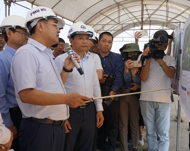Bộ trưởng Bộ GTVT Nguyễn Văn Thắng kiểm tra tuyến cao tốc qua tỉnh Bình Định- Ảnh 1.