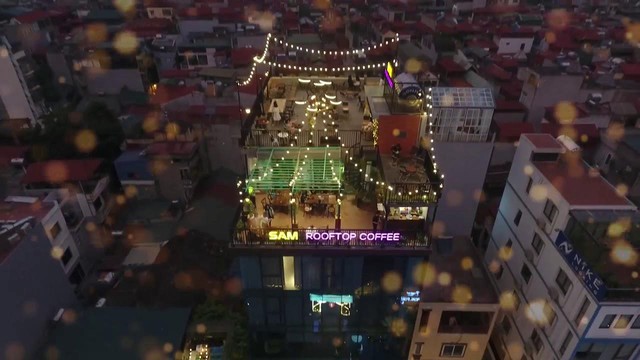 Cà phê rooftop 'xịn' ở Hà Nội cực chill, điểm hẹn 'bí mật' của giới trẻ- Ảnh 1.