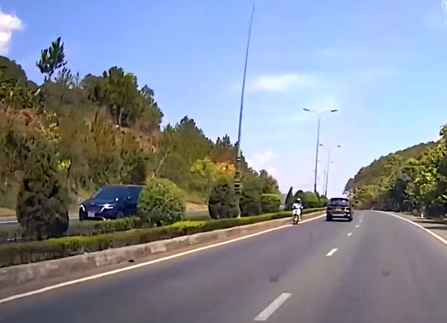 Thót tim cảnh nữ sinh chạy xe máy ngược chiều trên cao tốc- Ảnh 1.