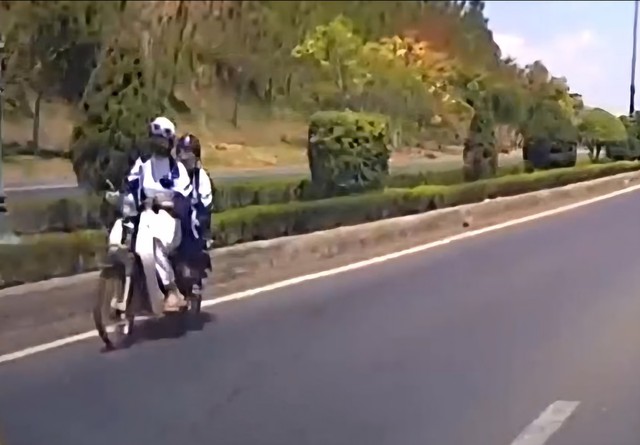 Thót tim cảnh nữ sinh chạy xe máy ngược chiều trên cao tốc- Ảnh 2.