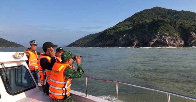 Tìm kiếm người câu cá bị sóng cuốn mất tích ở chân đèo Hải Vân- Ảnh 2.