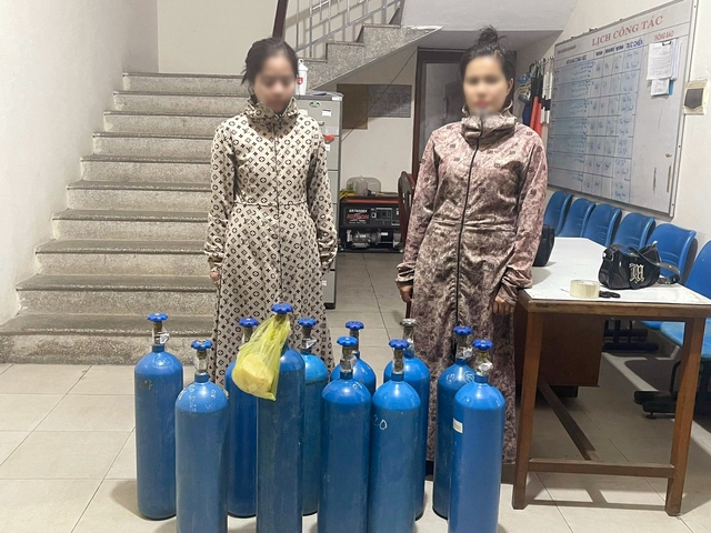 Đà Nẵng: Bắt 2 nữ nghi phạm tàng trữ 11 bình khí cười- Ảnh 1.