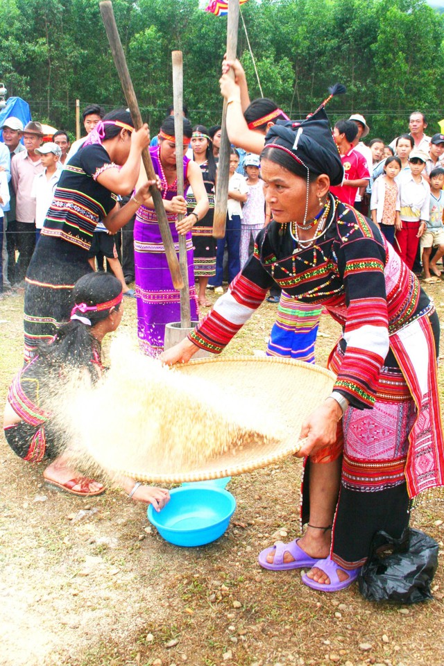 Lễ hội ăn cốm lúa mới của người Bana Kriêm có ý nghĩa gì?- Ảnh 2.