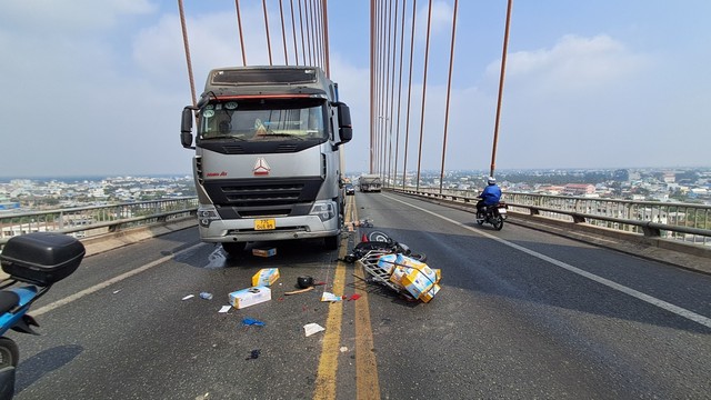 Tiền Giang: Tai nạn trên trên cầu Rạch Miễu làm 1 người tử vong- Ảnh 1.