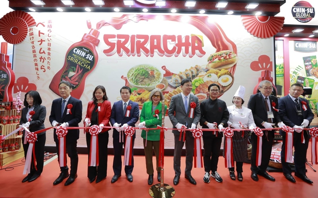 Đại diện Công ty Masan Consumer và các đại biểu cắt băng khai trương gian hàng CHIN-SU tại Foodexjpg