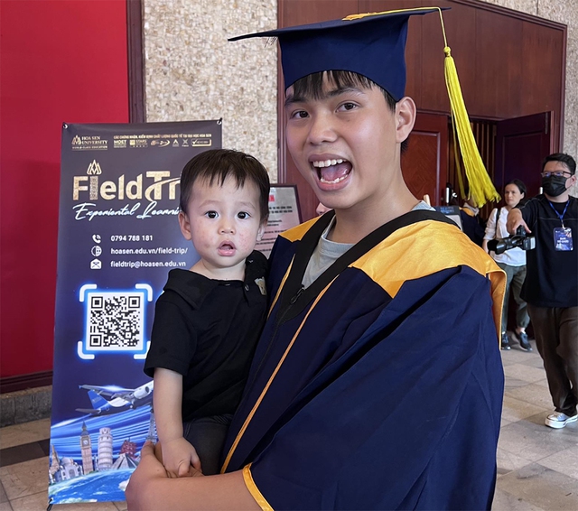Bố gen Z bồng hai con sinh đôi nhận bằng tốt nghiệp tại TP.HCM- Ảnh 2.