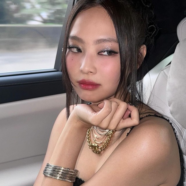 Vương Nhất Bác và Jennie phá đảo thảm đỏ Chanel với visual nghẹt thở - Ảnh 2.