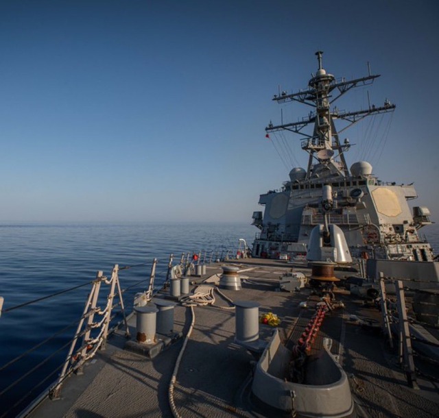 Mỹ hạ tên lửa chống hạm, UAV của Houthi nhằm vào tàu khu trục trên biển Đỏ- Ảnh 1.
