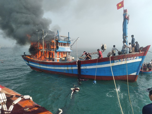 Quảng Ngãi: Cháy tàu cá, thiệt hại hàng tỉ đồng- Ảnh 1.