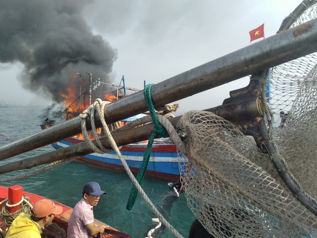 Quảng Ngãi: Cháy tàu cá, thiệt hại hàng tỉ đồng- Ảnh 4.