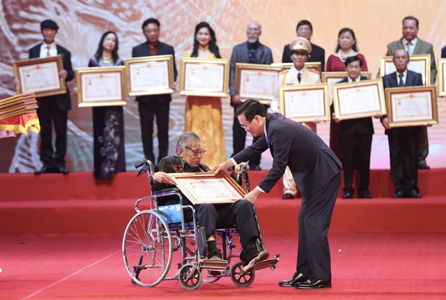 Chủ tịch nước Võ Văn Thưởng trao danh hiệu nghệ sĩ nhân dân, nghệ sĩ ưu tú- Ảnh 2.