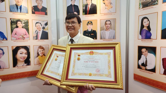 Chủ tịch nước Võ Văn Thưởng trao danh hiệu nghệ sĩ nhân dân, nghệ sĩ ưu tú- Ảnh 4.