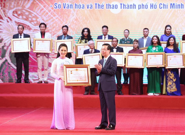 Chủ tịch nước Võ Văn Thưởng trao danh hiệu nghệ sĩ nhân dân, nghệ sĩ ưu tú- Ảnh 3.