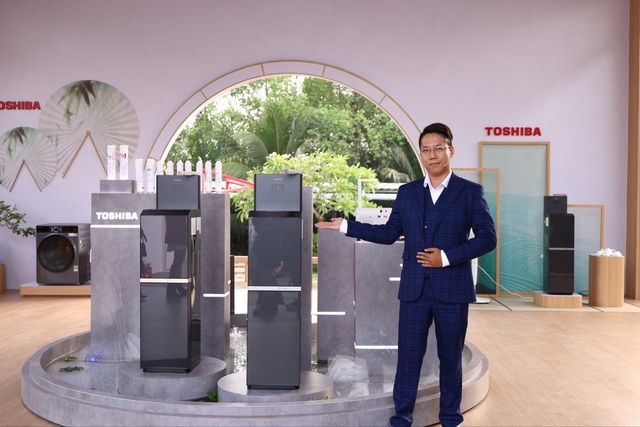 Ông Lê Thanh Tùng - Giám đốc phát triển sản phẩm Toshiba Việt Nam giới thiệu dòng máy lọc nước OriginPure mới