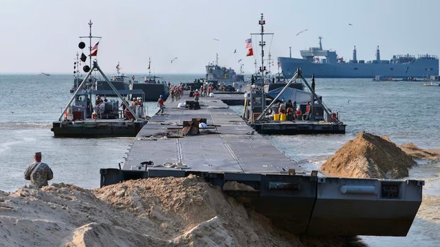 Mỹ xây gấp cảng tại Dải Gaza để cấp hàng viện trợ- Ảnh 1.