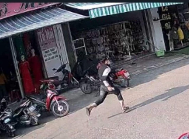 Đắk Lắk: Tạm giữ nghi phạm bịt mặt cướp giật ở tiệm vàng- Ảnh 2.