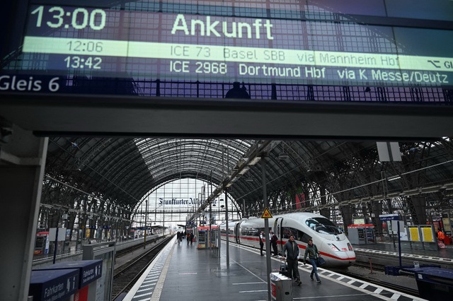 Giao thông đường sắt, hàng không ở Đức tê liệt vì đợt đình công mới- Ảnh 1.